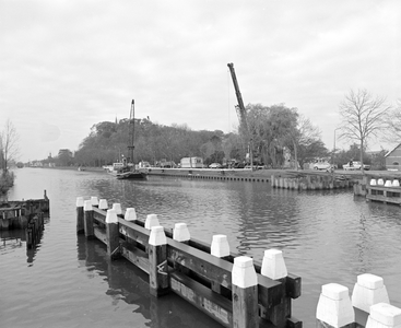882994 Afbeelding van de werkzaamheden voor de plaatsing van een gaszinker in de Vaartscherijn in de omgeving van ...
